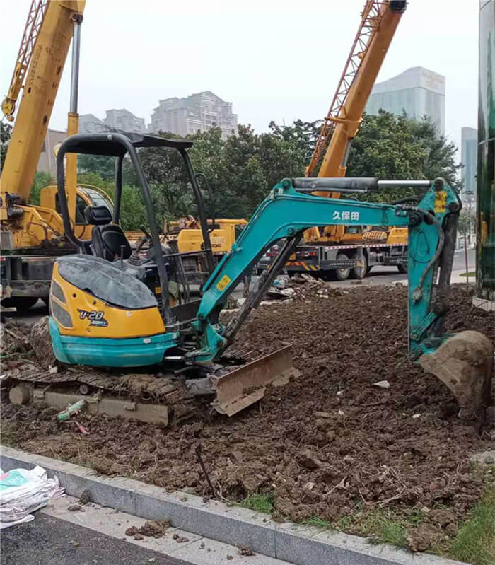 小挖機開挖管道